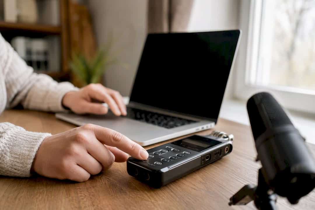 Handen die apparatuur voor het transcriberen van audio bedienen
