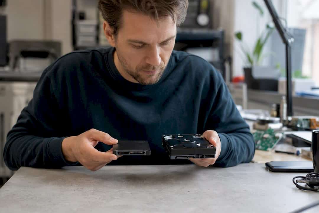 Close-up van een HDD en SSD naast elkaar