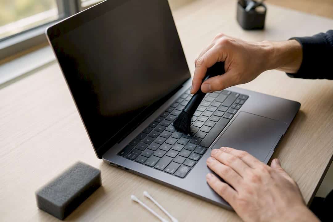 Stof van het laptoptoetsenbord verwijderen
