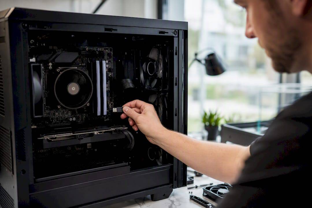 Handen die Windows 11 installeren op een desktop-pc