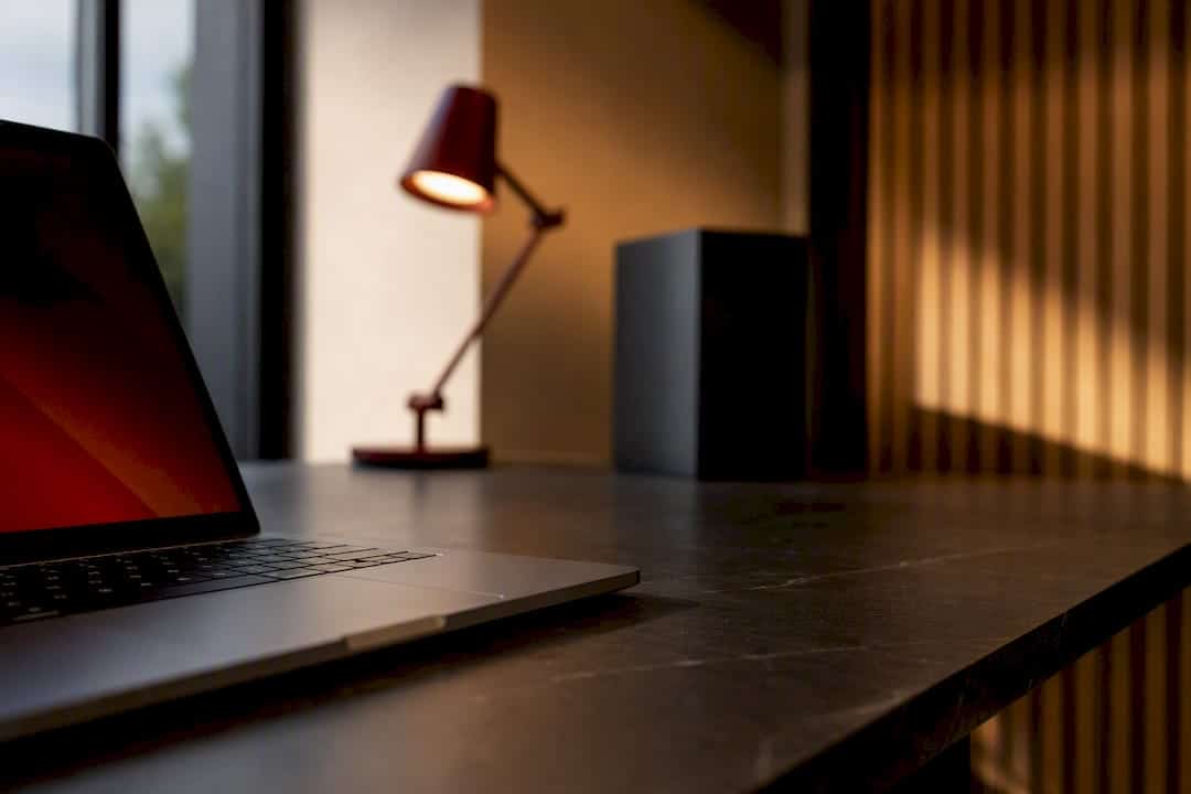 Anonieme laptop en desktop op een KMO-werkplek