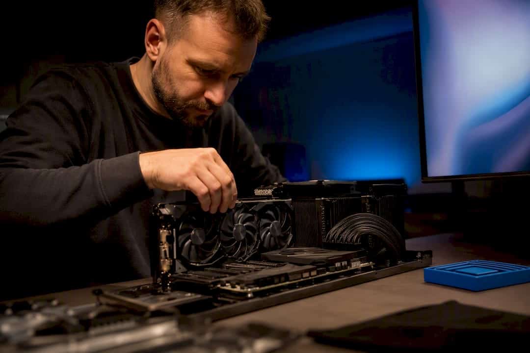 Technicus inspecteert onderdelen voor 4K gaming-pc