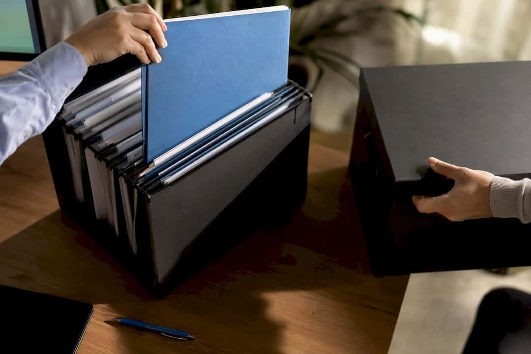 Handen geven administratieve dossiers door