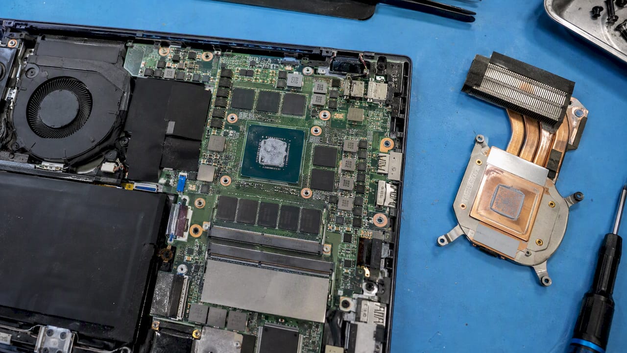 Gesoldeerde grafische chip op het moederbord van de laptop