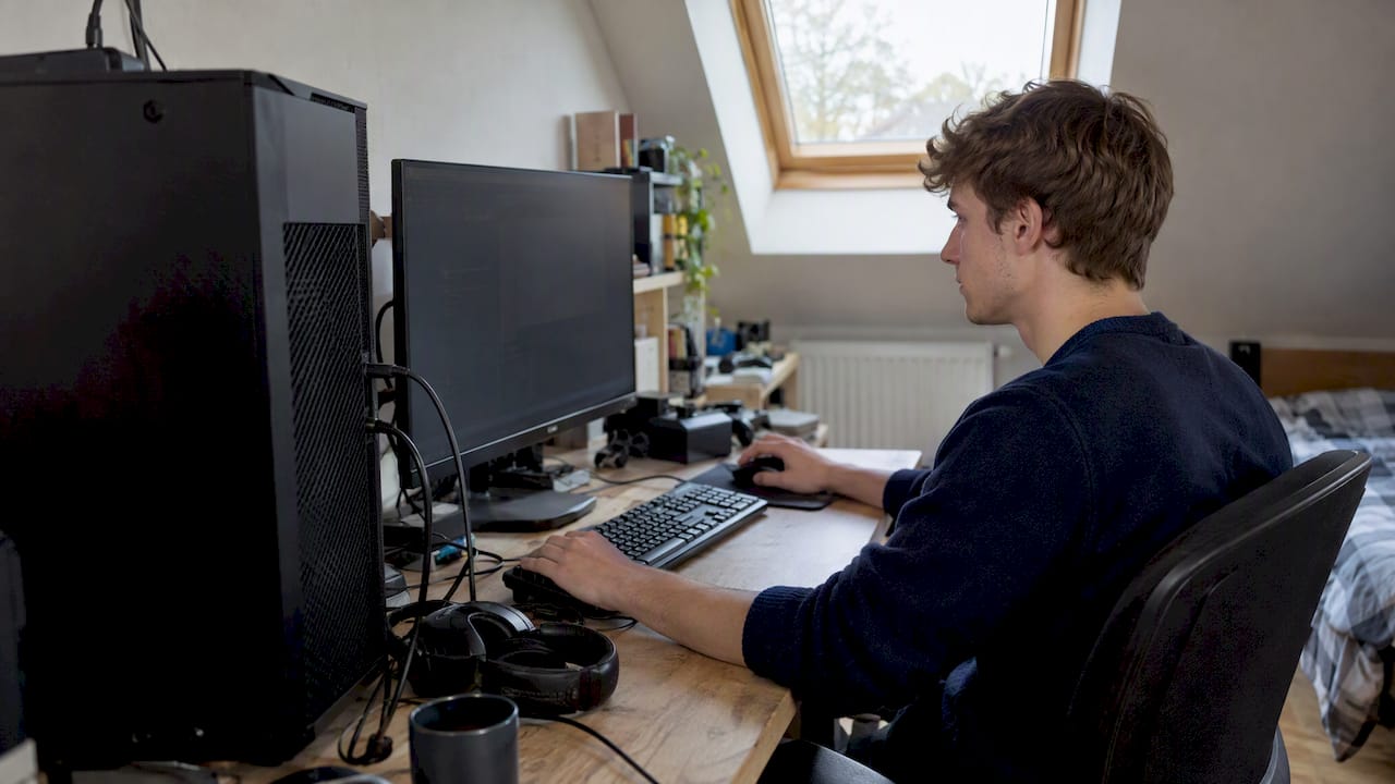 Een ontwikkelaar installeert Unity op een desktop-pc
